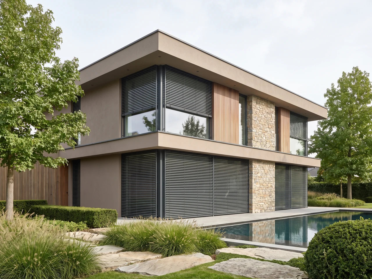 Villa moderna con veneziane da facciata come accento architettonico