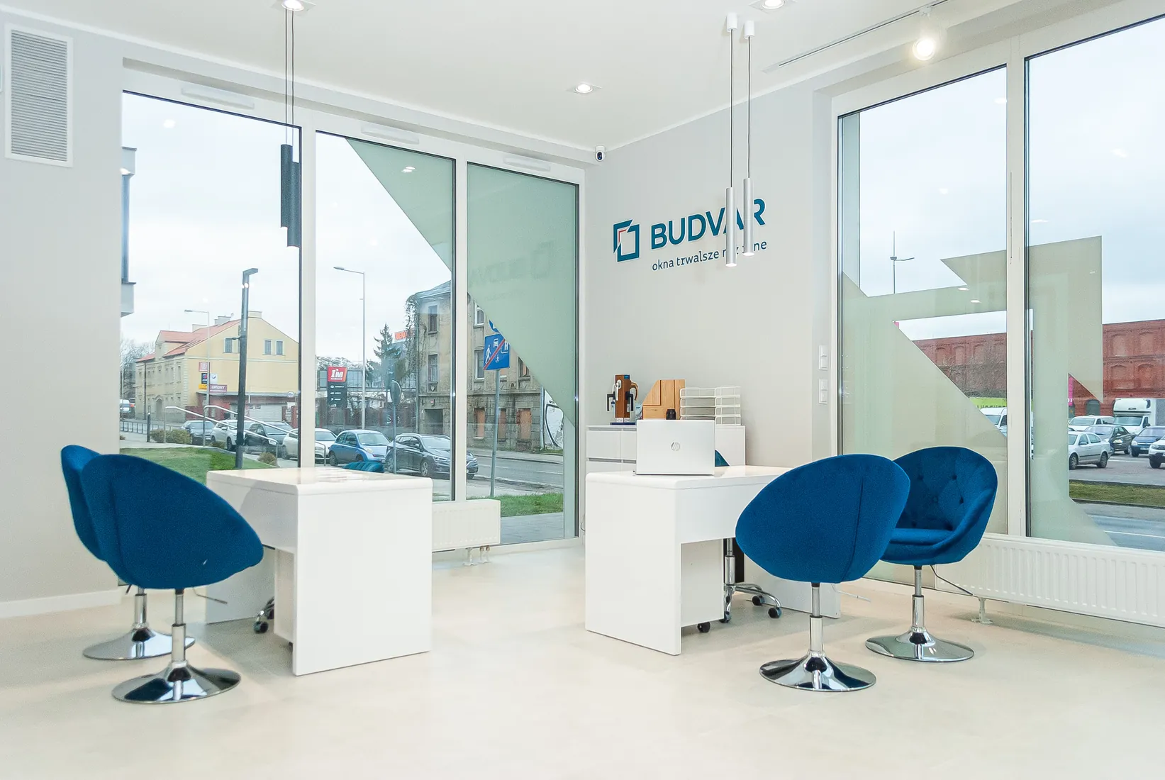 Area consulenza accanto alla vetrina — Salon Budvar Łódź