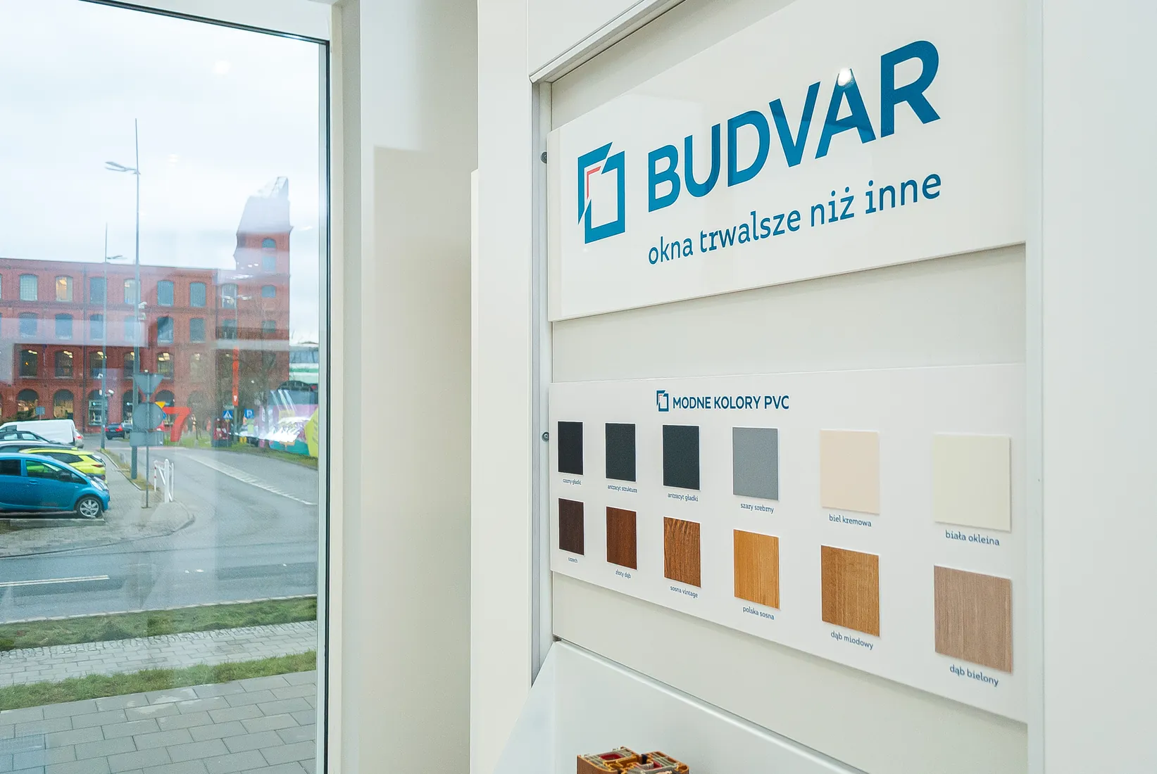 Campionario colori accanto alla vetrina — Salon Budvar Łódź