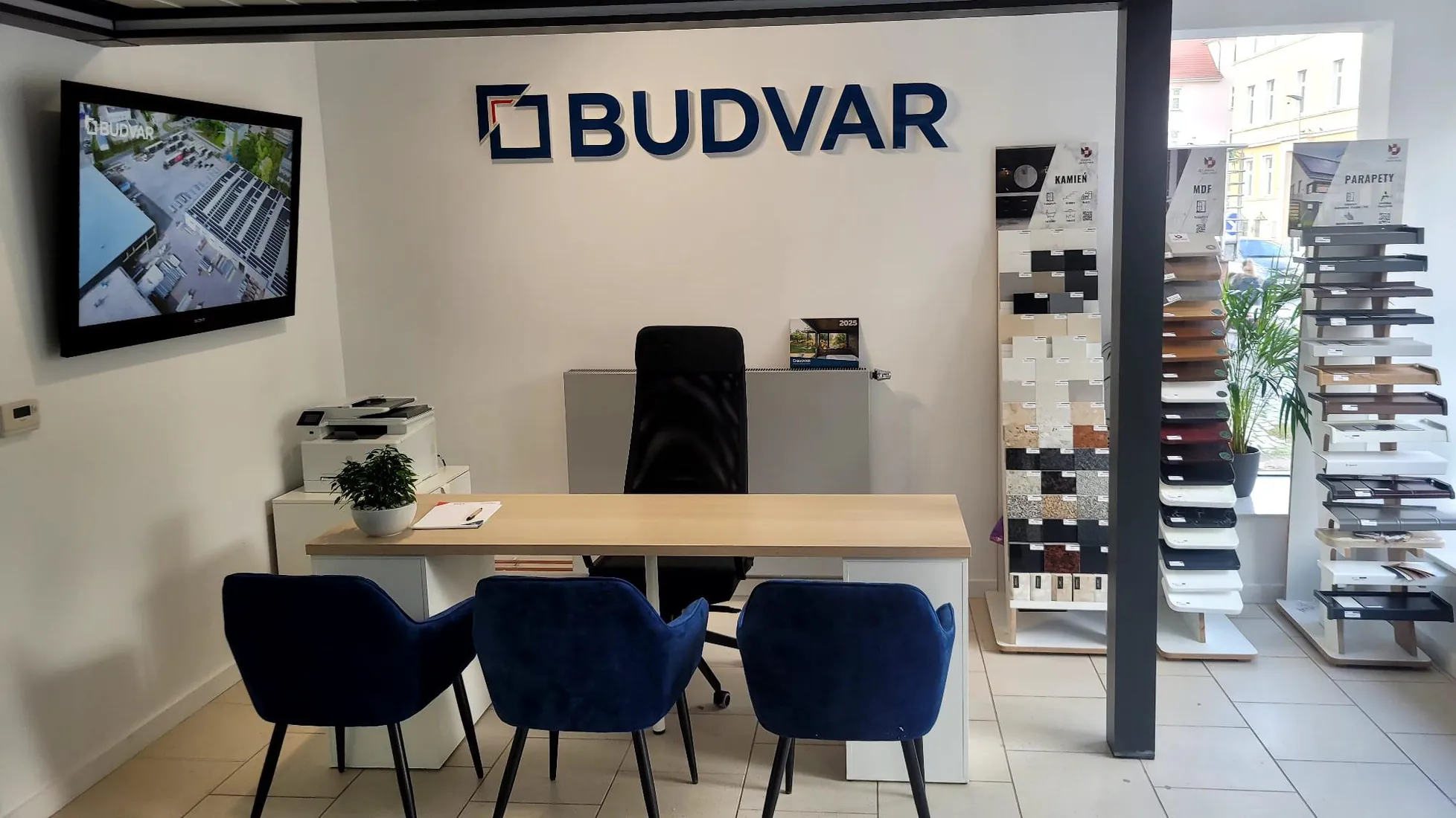Postazione del consulente e campionari — Salon BUDVAR Opole