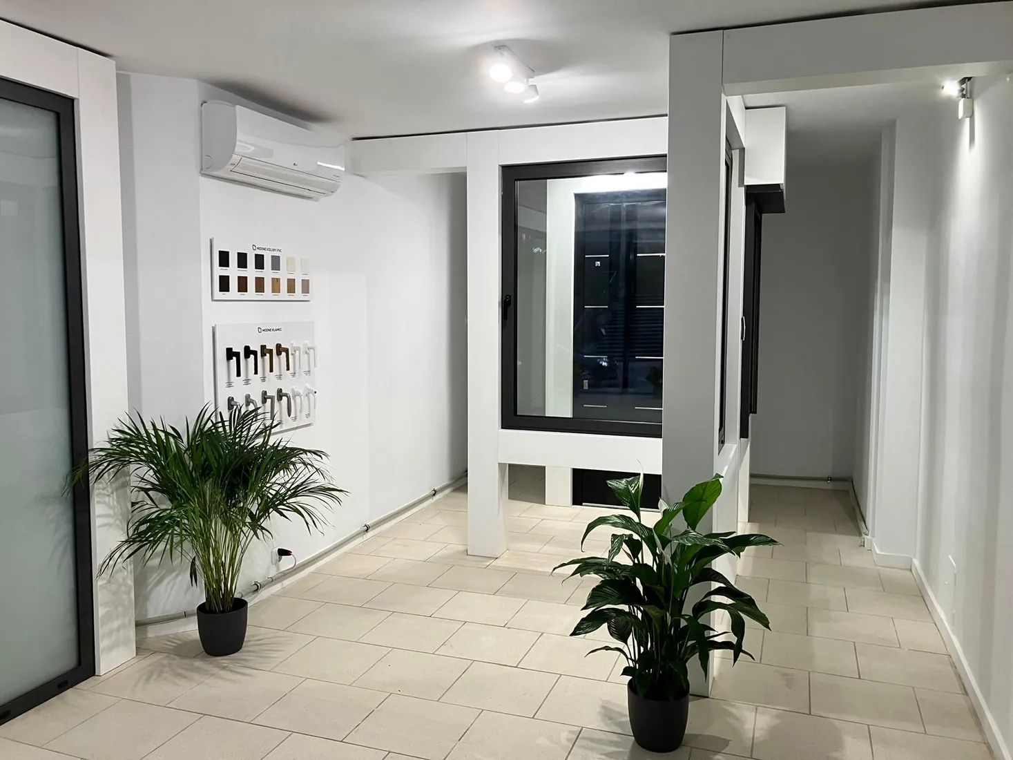 Esposizione di finestre e campionario di maniglie — Salon BUDVAR Opole