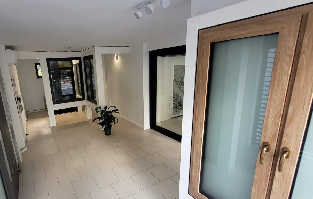 Finestra in finitura effetto legno — Salon BUDVAR Opole