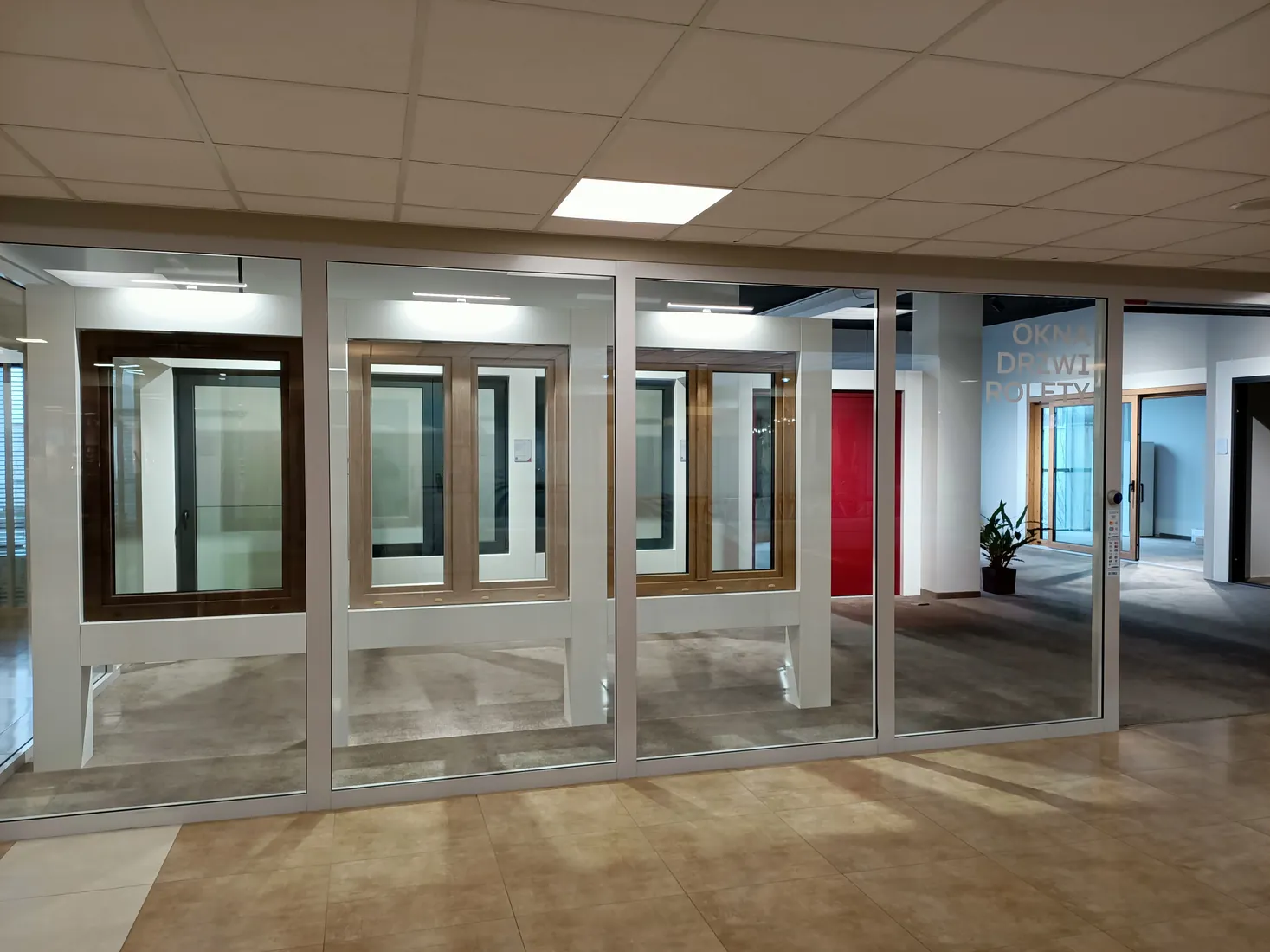 Finestre in esposizione all’ingresso — Salon BUDVAR Poznań – Galeria Arkada