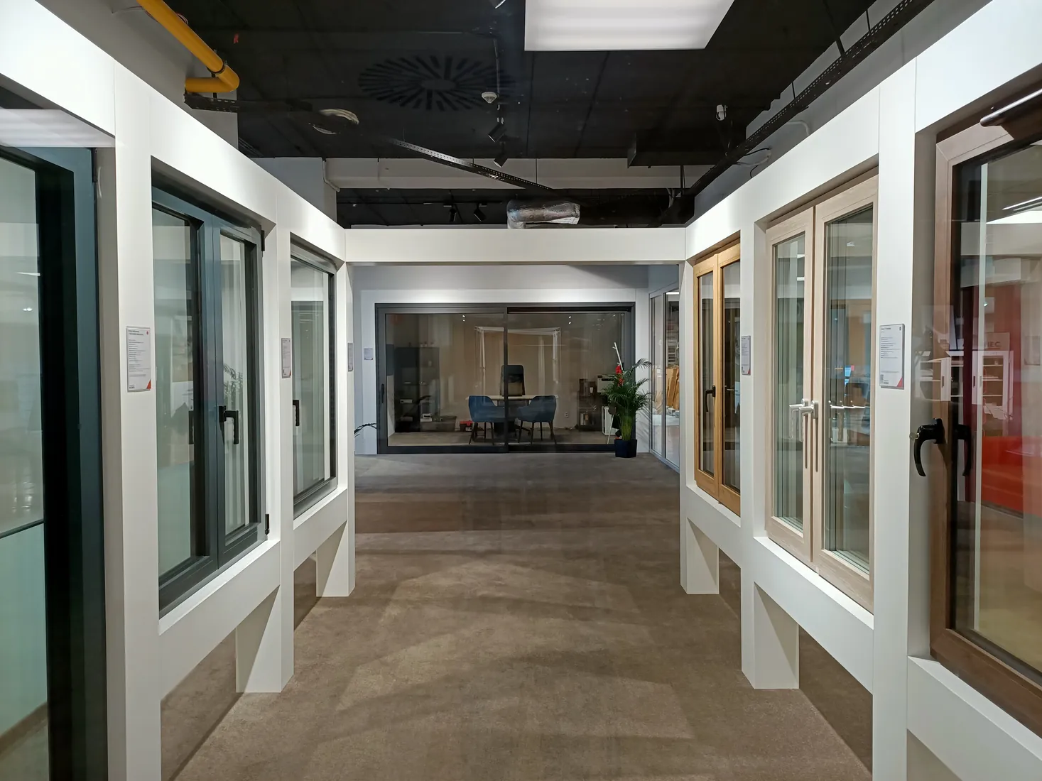 La galleria delle finestre, vista verso il fondo — Salon BUDVAR Poznań – Galeria Arkada