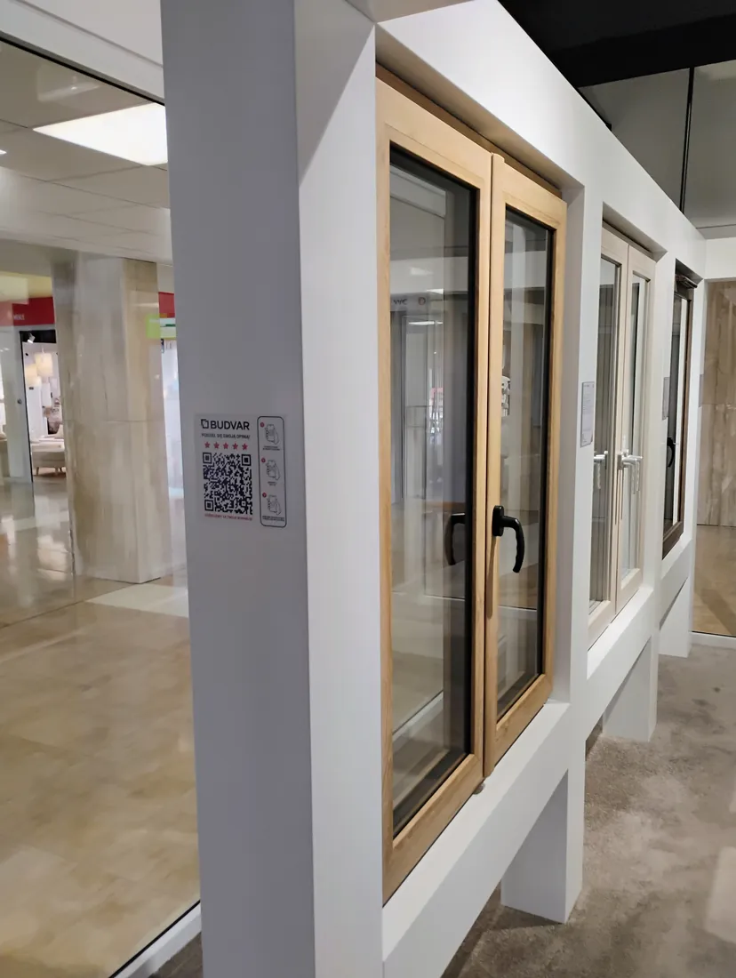 Finestra effetto legno da vicino — Salon BUDVAR Poznań – Galeria Arkada