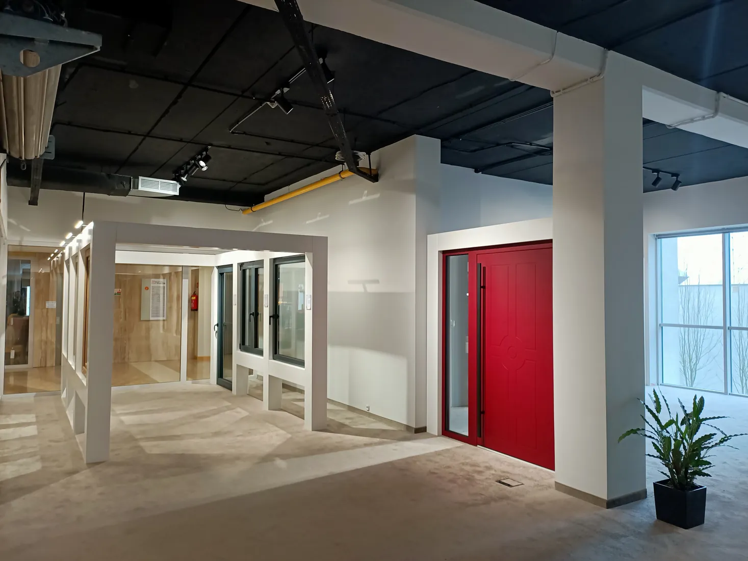 Porta d’ingresso rossa e galleria delle finestre — Salon BUDVAR Poznań – Galeria Arkada