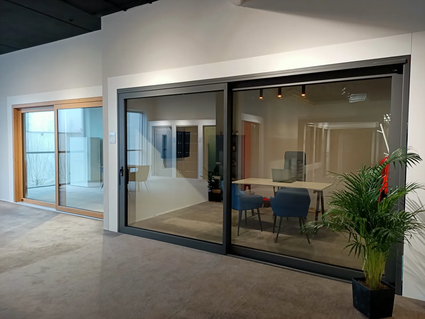 Scorrevole da terrazza e area colloqui — Salon BUDVAR Poznań – Galeria Arkada