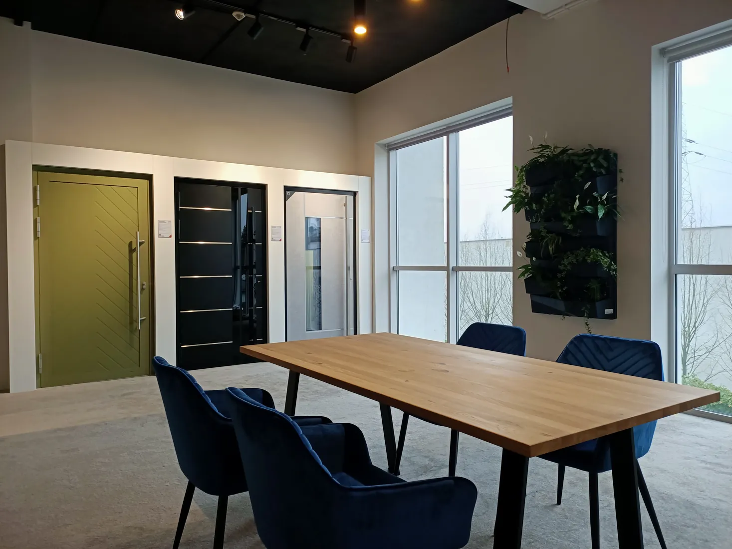 Tavolo consulenza e porte d’ingresso — Salon BUDVAR Poznań – Galeria Arkada