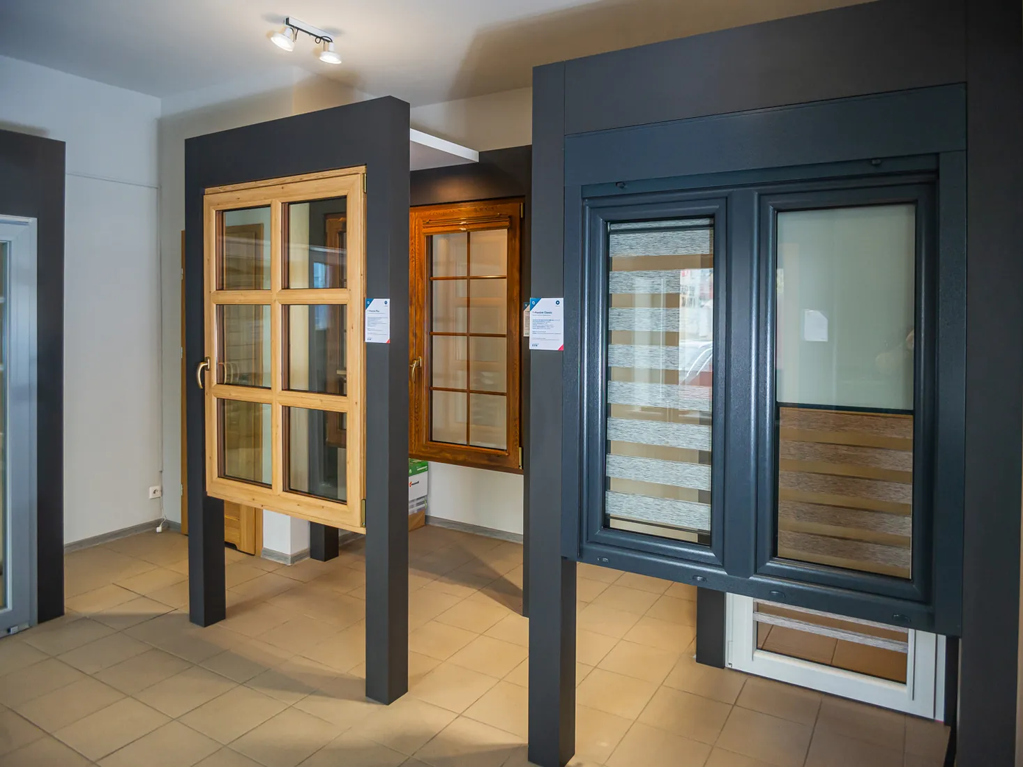 Finestre con inglesine e schermature — Salon Budvar Sieradz