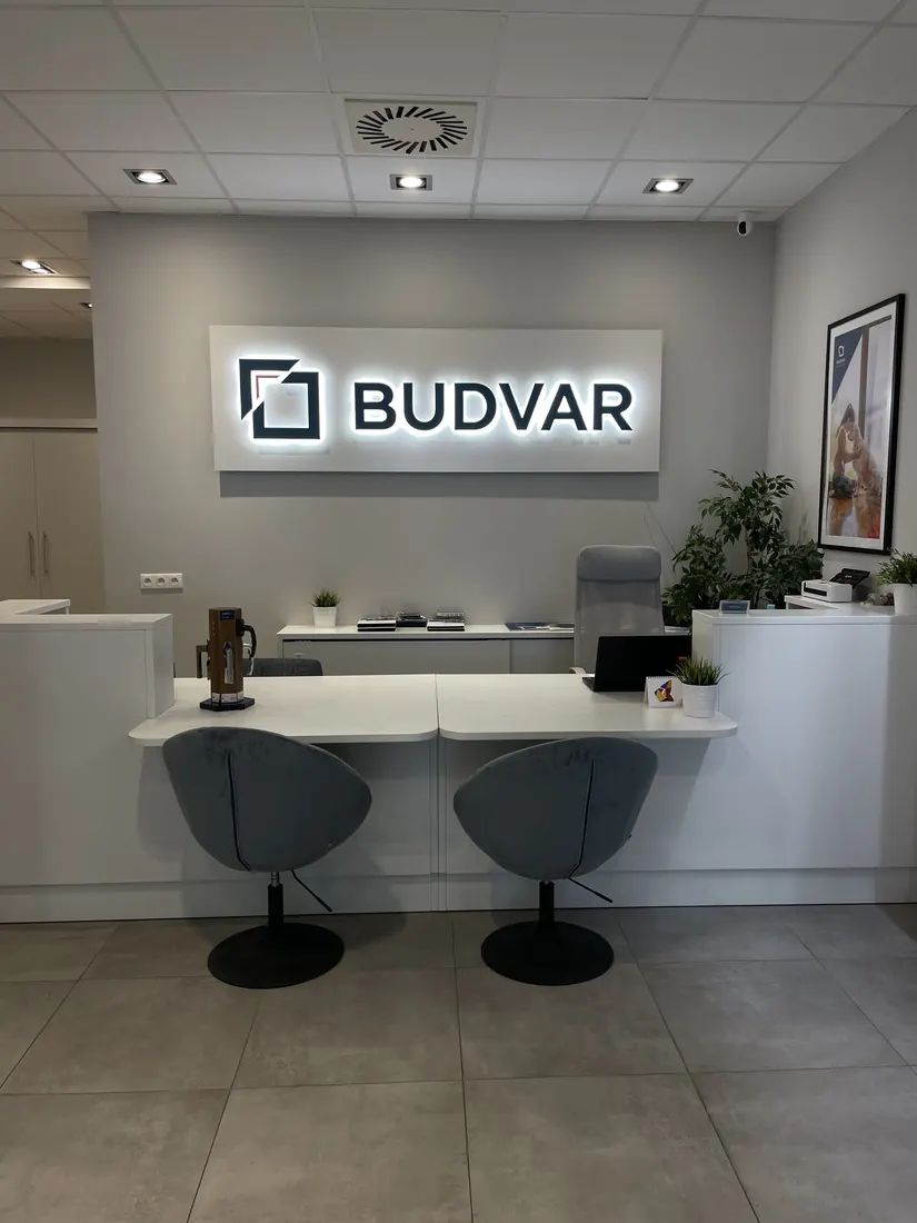 Reception e area consulenza — Salon Budvar Warszawa