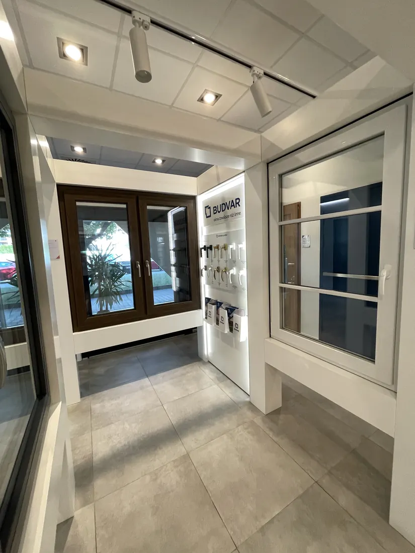 Finestre in finiture effetto legno e maniglie — Salon Budvar Warszawa
