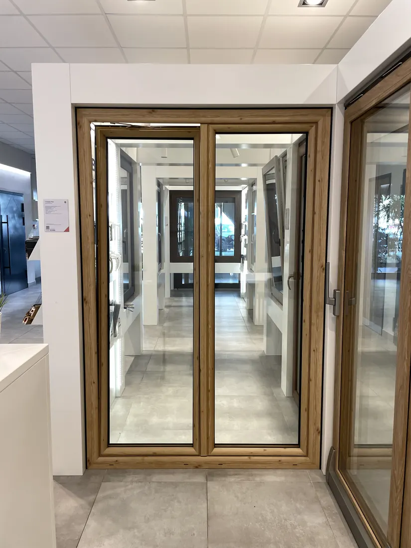 Portafinestra in finitura effetto legno — Salon Budvar Warszawa